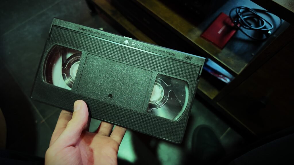 Cassette VHS vintage illustrant le service de numérisation proposé par Nostalgia à Bruxelles